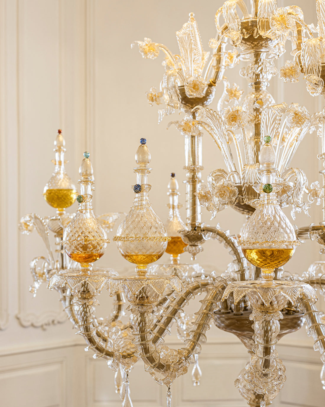 Comment les parfums sont-ils composés ? Comprendre la pyramide olfactive.