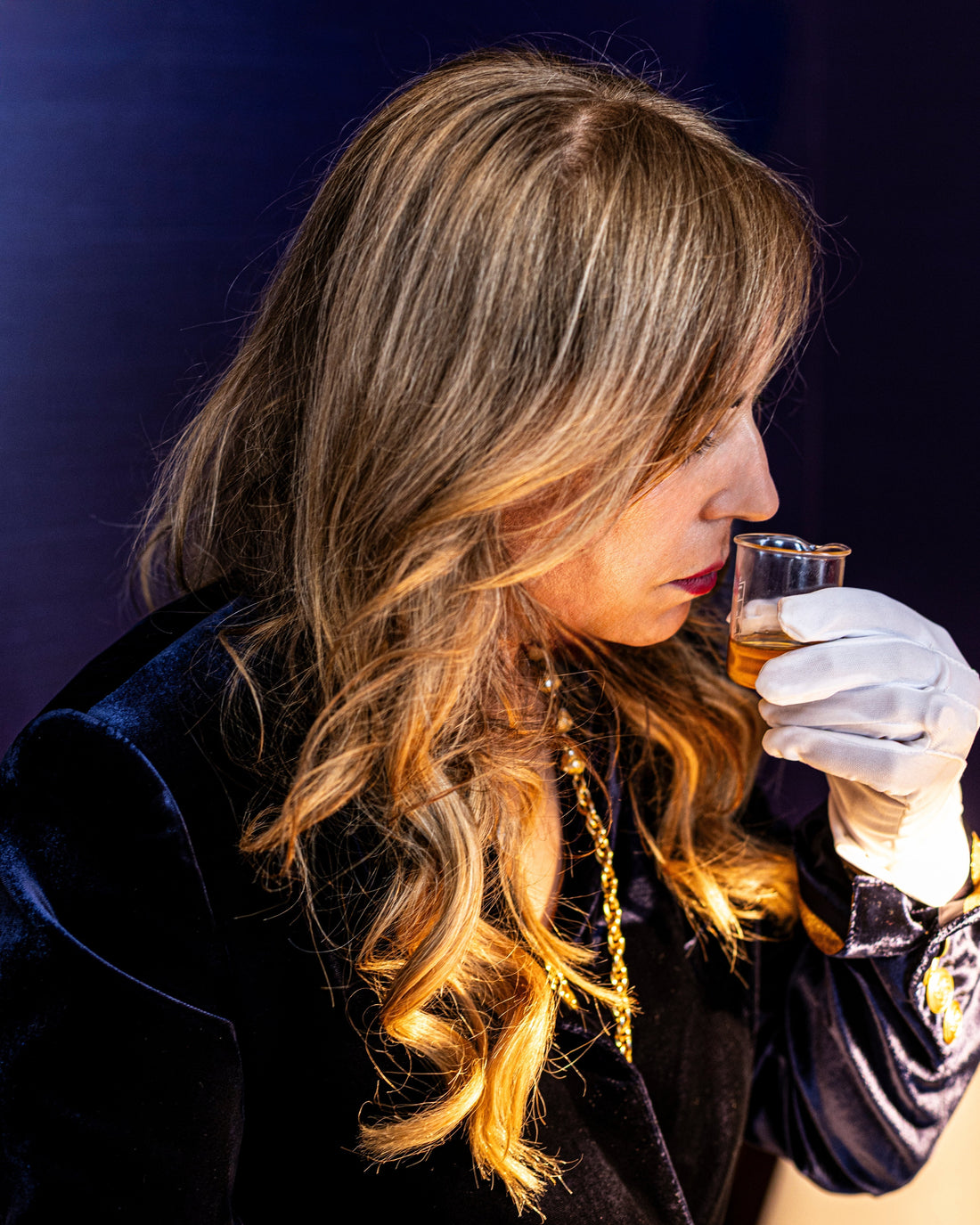 Quel ingrédient rend un parfum plus tenace ? Comprendre la tenue d’un parfum